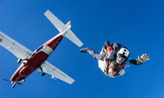 Tại sao máy bay dân dụng gặp sự cố, hành khách lại không nhảy dù để thoát nạn?