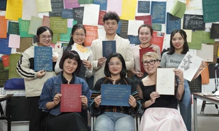 Lớp học viết chữ Calligraphy có gì mà thu hút nhiều người?