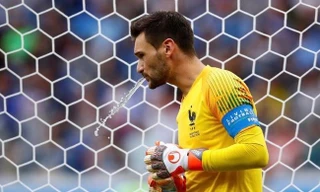 Vì sao các cầu thủ thường khạc nhổ và súc miệng ngay trên sân?