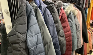 Thị trường ngày 17/12: Hà Nội rét đậm, áo phao cháy hàng