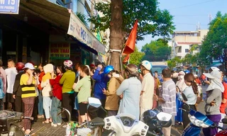 Lễ vật được nhiều người dân Vũng Tàu xếp hàng từ 4h mua để cúng Thần Tài