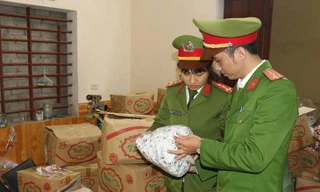 Thị trường ngày 26/12: Iphone giảm giá cực sâu, gần 1 tấn kẹo hết hạn dán mác mới bán Tết