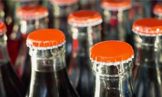 Nước ngọt có ga đựng trong chai thuỷ tinh, lon nhôm hay chai nhựa cho vị ngon nhất?