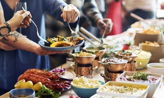 Ăn buffet, tập gym, đi xem phim... ở mức độ nào trên “thang điểm” lây nhiễm COVID-19?