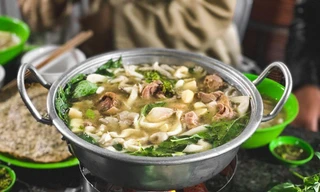 Săn lùng trứng gà song sinh, sốt rần rần lẩu đi máy bay ra Hà Nội vẫn còn bốc khói