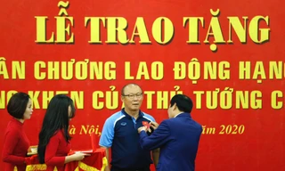 Nhìn gần HLV Park Hang Seo nhận Huân chương Lao động