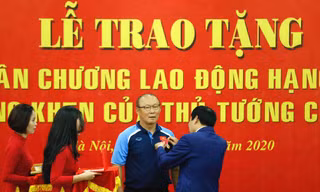 Nhìn gần HLV Park Hang Seo nhận Huân chương Lao động