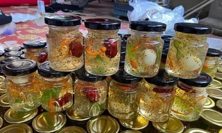 Hoa đào, mai trắng vẫn bày bán đầu tháng 3 ở Hà Nội; món ăn 'nhà giàu' đắt khách mùa COVID