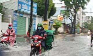 Áp thấp nhiệt đới suy yếu nhưng vẫn gây mưa lớn cho Trung Bộ, Tây Nguyên và Nam Bộ