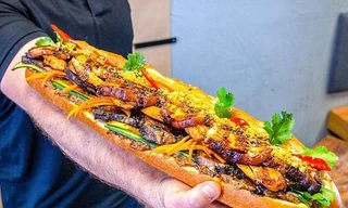 Mẫu ô tô giá 100 triệu gây xôn xao; Cận cảnh bánh mỳ lớn nhất thế giới giá 1,2 triệu đồng