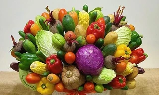 Biến rau củ quả thành 'lẵng hoa' độc lạ trong mùa dịch