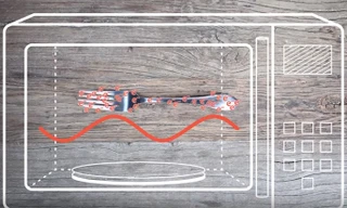 Điều gì xảy ra khi hâm nóng kim loại bằng lò vi sóng?