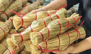 Món ăn trứ danh miền Trung có tên gọi lạ, gói trong rơm khô 'hút' khách sành ăn