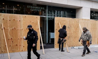 Các cửa hàng ở Mỹ dựng hàng rào bảo vệ cửa kính trước giờ bầu cử 