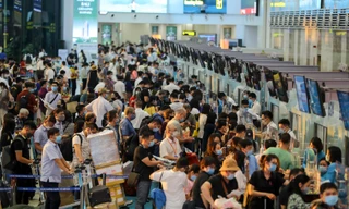 Đổ xô du lịch 30/4-1/5, giá vé máy bay tăng mạnh gấp 3 lần