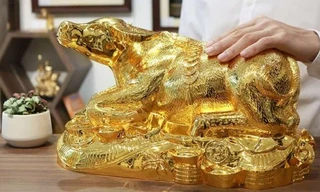 Thị trường ngày 25/1: Tượng trâu mạ vàng phong thủy gây 'sốt' thị trường quà Tết