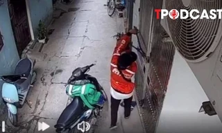 HÌNH SỰ: Thanh niên mặc áo shipper phá khóa, đột nhập vào nhà dân trong 1 phút