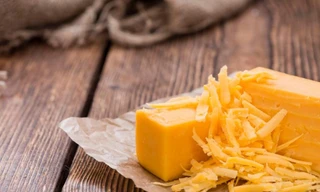 Sự thật bất ngờ về màu vàng như nghệ của phô mai