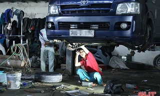 Thị trường ngày 25/10: Xe SH Ý giá 35 triệu, gara sửa xe ô tô quá tải vì mưa lũ