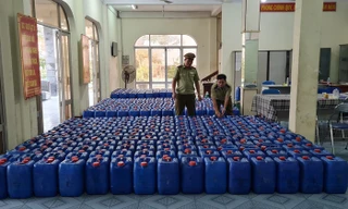 Thị trường 12/1: Bắt hơn 8000 lít rượu lậu, vé xe khách dịp Tết tăng 40-60%