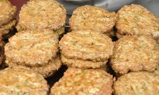 iPhone 13 giảm giá đến 5 triệu đồng, đặc sản từ 'rồng đất' hút khách Hà Thành