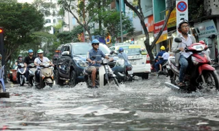 Miền Bắc trời nắng, miền Nam mưa lớn kết hợp với triều cường