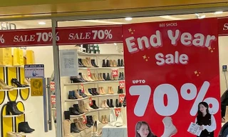 Quần áo giảm giá 80% chờ khách mua; rao bán pháo la liệt chợ mạng