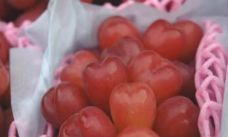 Thị trường 29/10: Hàu sữa giá rẻ chưa từng có, nho trái tim hơn 2 triệu đồng/kg