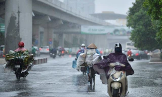 Miền Bắc mưa rào, miền Trung nắng nóng