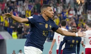 [SHORT VIDEO] Mbappe đối đầu Lewandowski