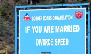 Đất nước không có đèn giao thông nhưng lại sở hữu những biển báo vô cùng hài hước