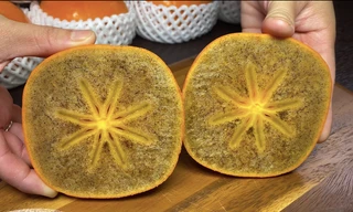 Thị trường ngày 7/11: Mực xà khổng lồ, hồng Nhật Bản ruột đen socola gây sốt