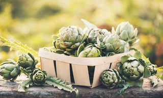 Sắp 8/3, hoa màu xanh to như bắp cải hút khách