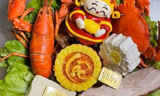 Thị trường túi giải hạn 'tam tai' sôi động; tôm hùm, cua khủng... vào mâm cúng Thần tài