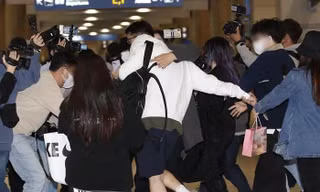 'Hot': Kim Seon Ho 'bẹp dí' ở sân bay, lần đầu chính thức xuất hiện sau scandal