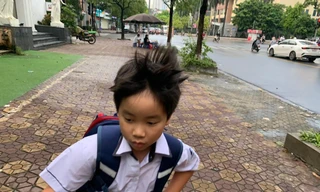 Nhiều học sinh chạy long tóc gáy để đến trường cho kịp giờ. Ảnh: Đỗ Hợp