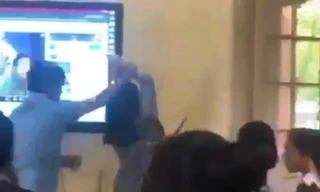 Hình ảnh cô Tâm bị nam đồng nghiệp khoá tay, đẩy ra khỏi lớp gây xôn xao dư luận. Ảnh cắt từ clip