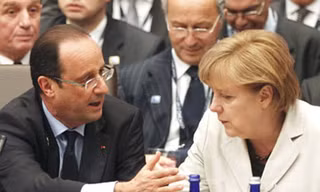 Tổng thống Pháp Hollande và Thủ tướng Đức Merkel trao đổi tại Hội nghị NATO ở Chicago ngày 21-5 - Ảnh: Reuters