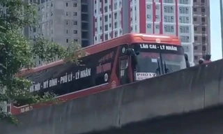 Chiếc xe khách lùi trên đường vành đai 3. Ảnh cắt từ clip