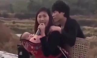 Xúc động hình ảnh người vợ bế con, cõng chồng hát rong mưu sinh