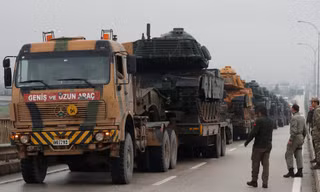 Xe quân sự của Thổ Nhĩ Kỳ có mặt tại khu vực biên giới với Syria. Ảnh: Reuters