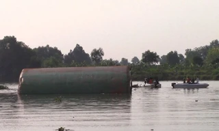 Hiện trường vụ lật sà lan.