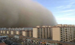 Hình ảnh bão cát khổng lồ di chuyển khắp thành phố (Ảnh: Imaginechina / REX / Shutterstock)