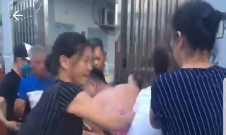 Khi thấy nhân tình bị giật tóc, người con trai quay ra tát vào mặt mẹ đẻ. Ảnh: Cắt từ clip