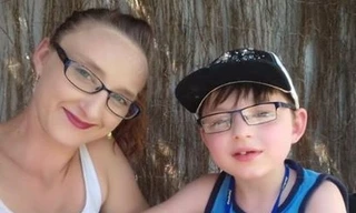 Cậu bé 7 tuổi 'kết hôn' với mẹ và câu chuyện cảm động đằng sau