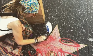 Paris Jackson kỳ cọ ngôi sao tên cha ở Đại lộ danh vọng và bất ngờ...