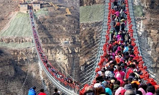 Những hình ảnh chụp hàng trăm người đi trên một chiếc cầu treo bằng kính trong suốt vào hôm thứ Ba (20/3) thực sự khiến nhiều người phải “đau tim”.