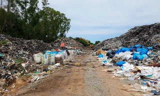 Núi rác “khủng” ở đảo ngọc vẫn chưa được xử lí.