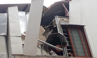 Bản tin 8H: Nổ như bom tại cửa hàng bóng bay, bình khí bắn xa 100m