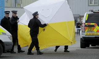 Cảnh sát Anh làm việc tại hiện trường vụ Skripal. Ảnh: AP